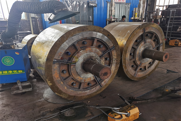 对辊制砂机辊皮采用高铬锰钢材耐磨耐腐蚀