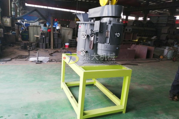 立式湿料粉碎机试机